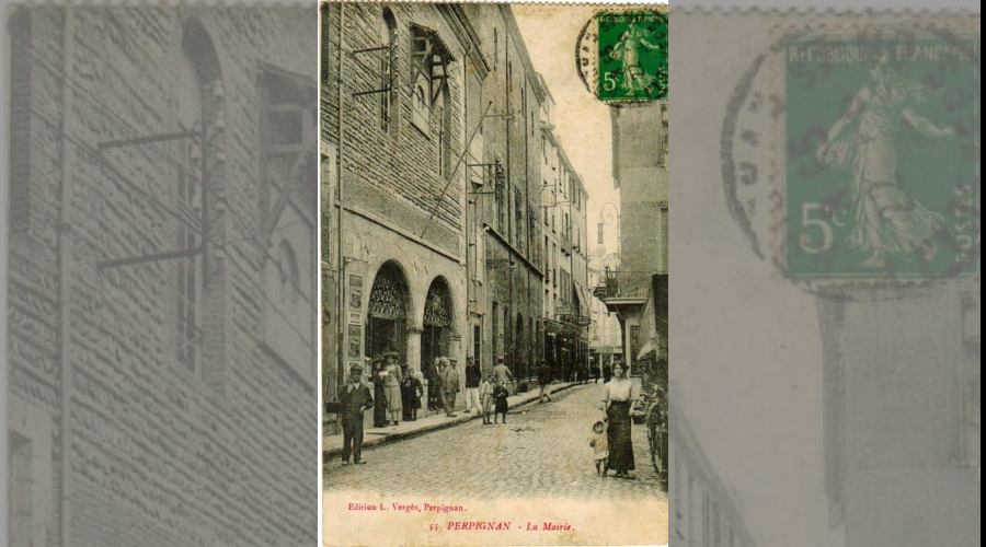 Carte postale ancienne avec entrée de l'hotel de ville.