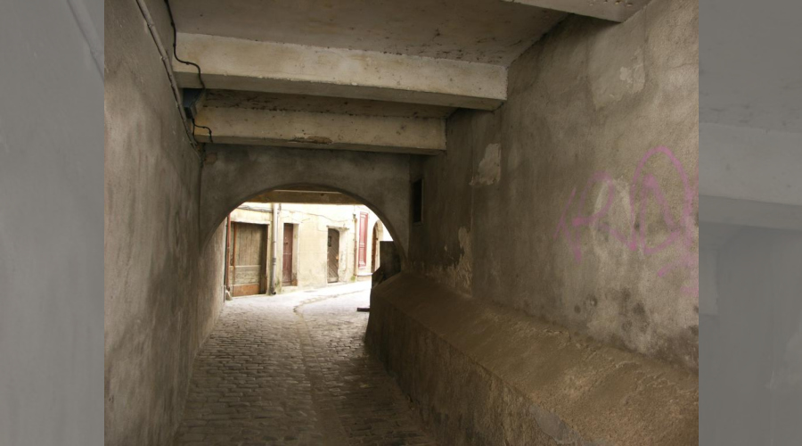 Passage vouté vers les habitations 