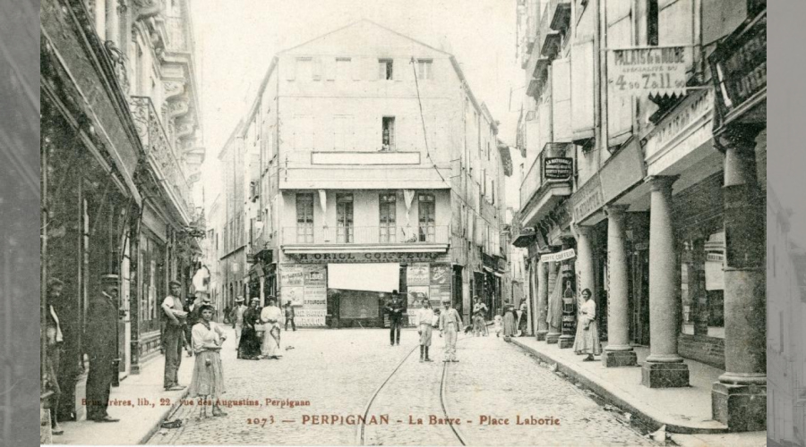 photo ancienne avec la colonnade de la rue de la Barre ,les rails de tram et les pavés