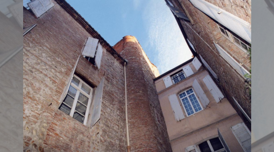 N°1 Cour et tourelle d'escalier :façade en brique