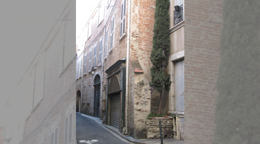 Batiment de R+2 avec 7 fenetres en étage et un grand porche en rez de chaussée