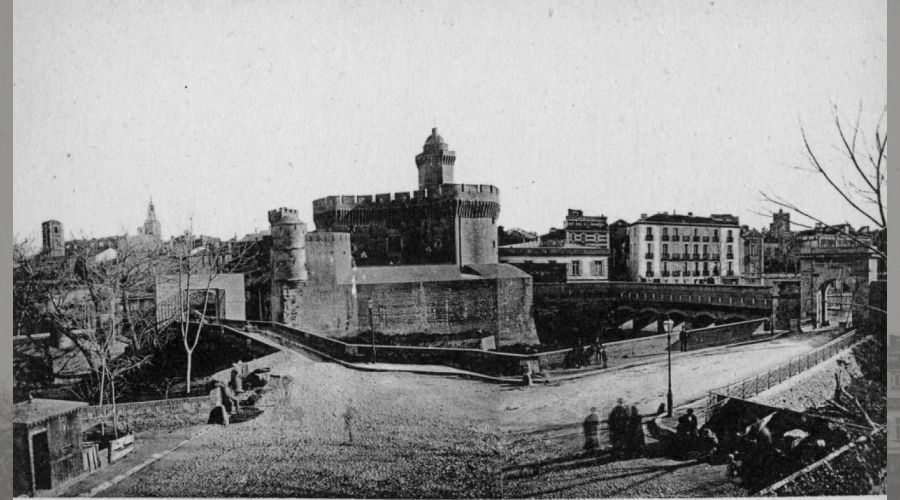 A gauche le pont d'ane enjambant la Basse;à gauche le pont éclusé d'avall ;au milieu le castillet et son baluard.