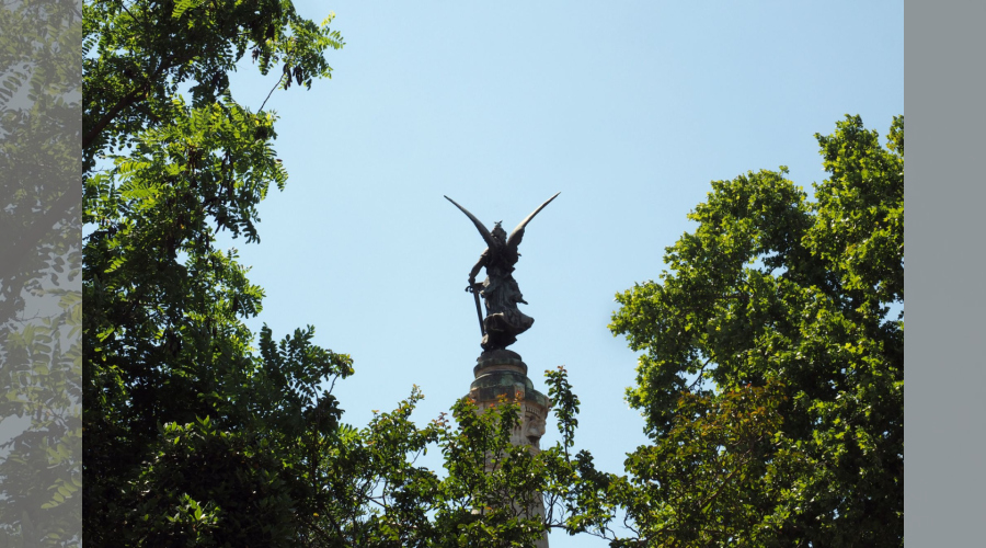 Figure féminine ailée de la paix tenant un glaive signe de vigilance 