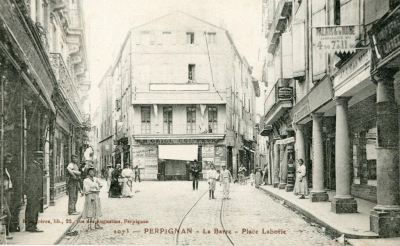 photo ancienne avec la colonnade de la rue de la Barre ,les rails de tram et les pavés