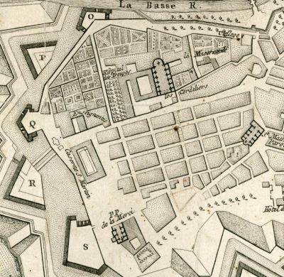 Plan montrant en haut le couvent des franciscains et ses jardins;en bas le quadrillage  des rues ; à gauche les remparts