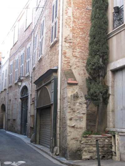 Batiment de R+2 avec 7 fenetres en étage et un grand porche en rez de chaussée