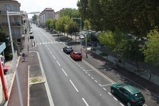 Stationnement alterné par la plantation d'arbres