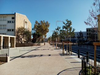 Parvis devant lycée