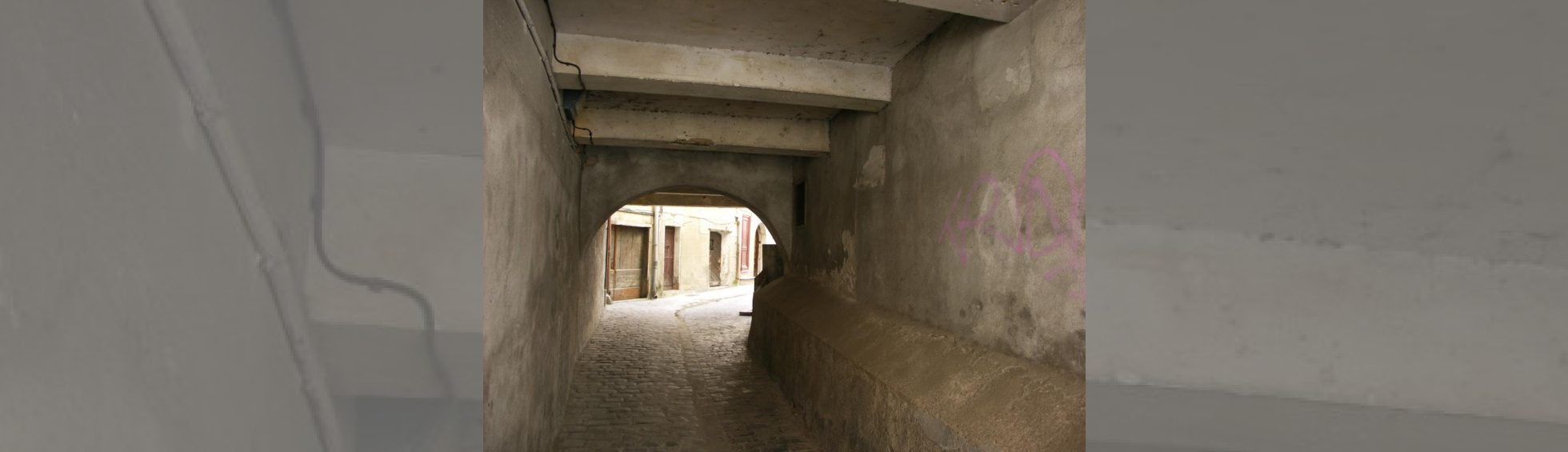 Passage vouté vers les habitations 