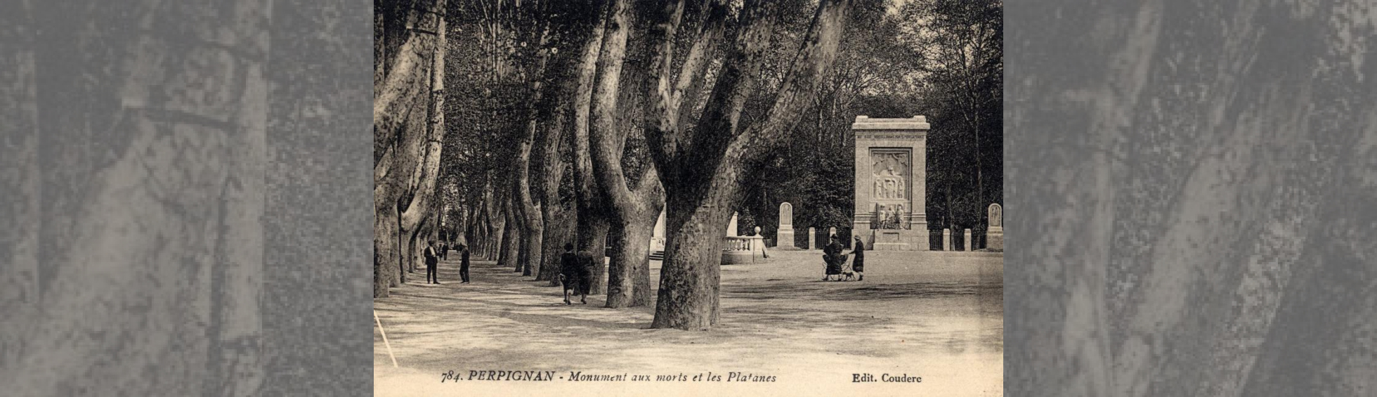 photo:à gauche allées de platanes ; a droite:le monument rectabgulaire entouré de ses 4 stèle avec mosaîque