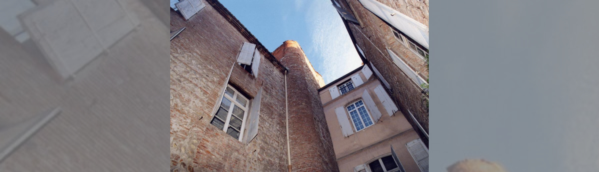 N°1 Cour et tourelle d'escalier :façade en brique