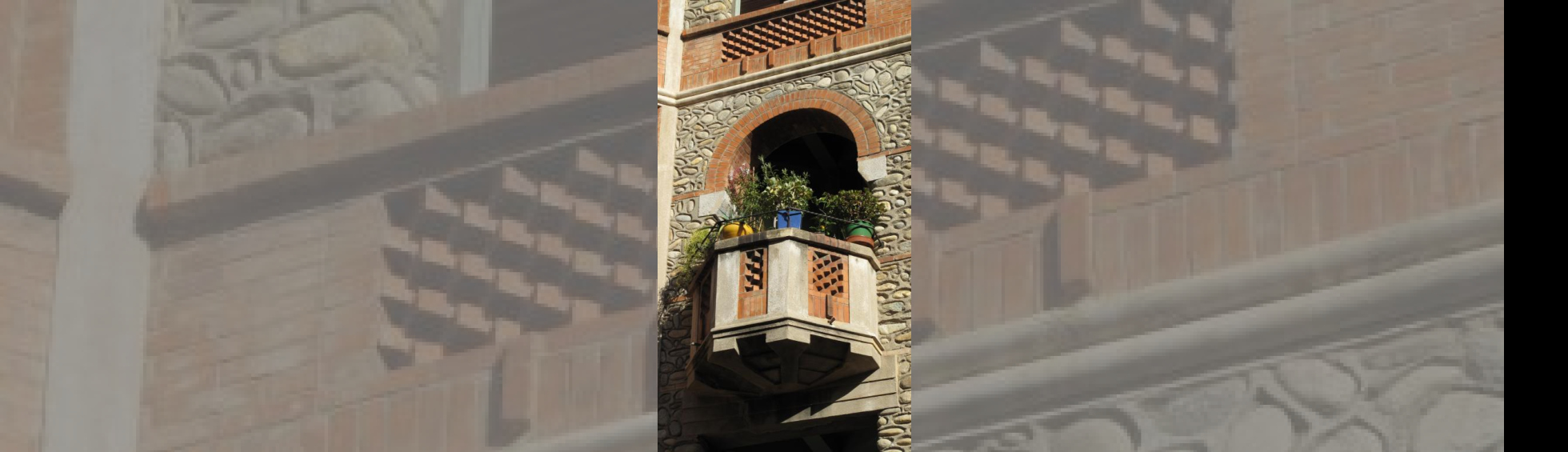 Remplissage du garde corps avec des briques posées avec angles en saillie , fort contraste d'ombre et de lumière