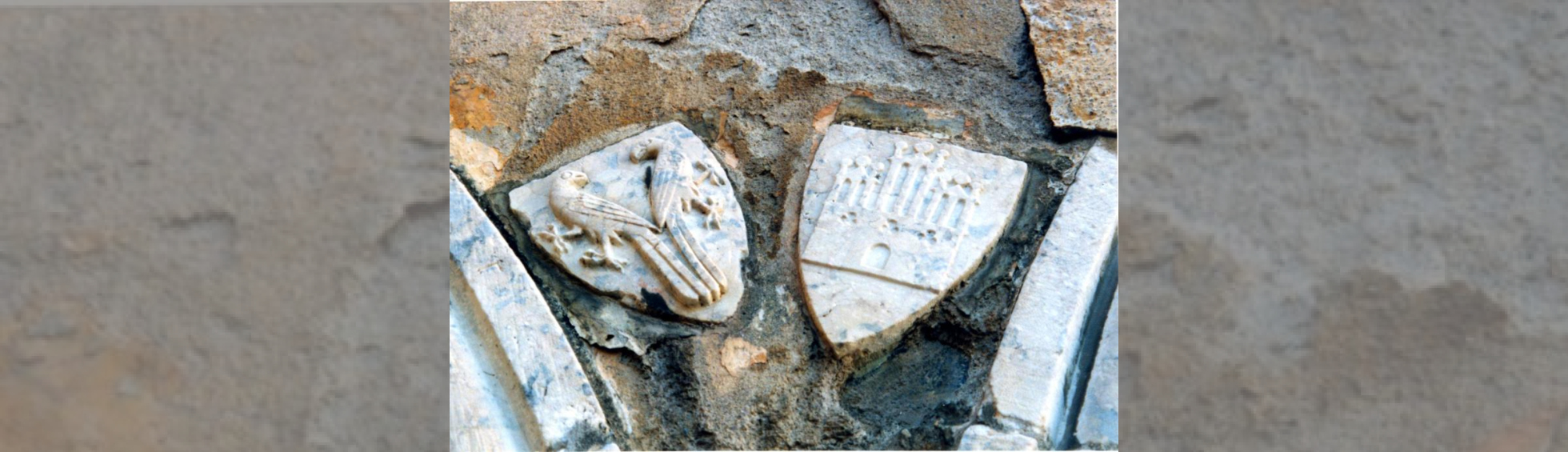 Armoiries des familles enterrées dans le cloitre du couvent des franciscains: 2 opiseax face à face ou un fronton d'église