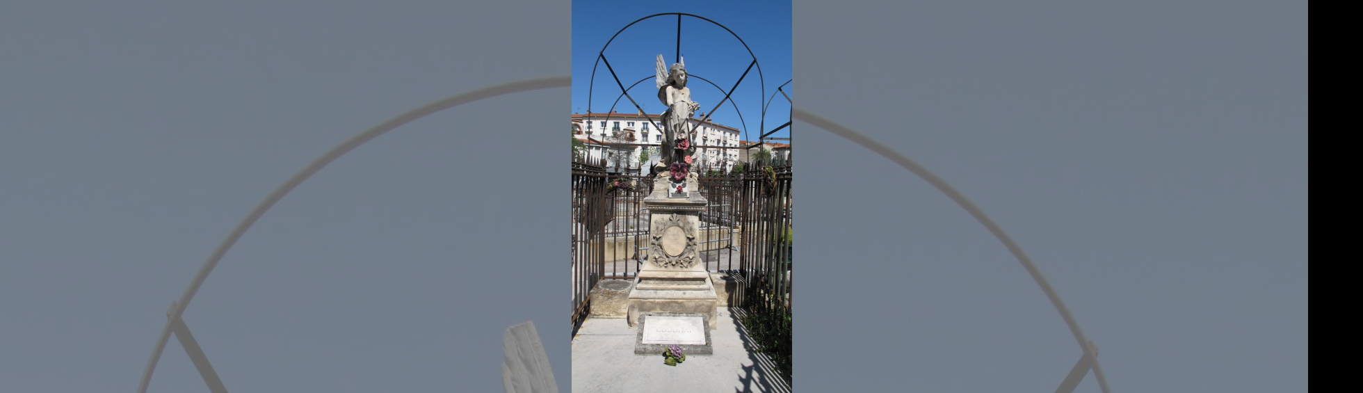 Un ange posé sur une colonne ,protégé par une tonnelle veille sur le repos éternel d'une petite fille