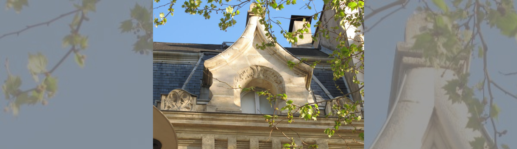 Chien assis avec une façade très travaillée :moulure , sculpture à l'intrados de l'arc et en extrémité de corniche,