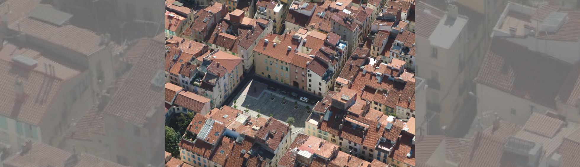 Vue aérienne  de la place des Templiers crée suite  la démolition d'un ilot d'habitat insalubre