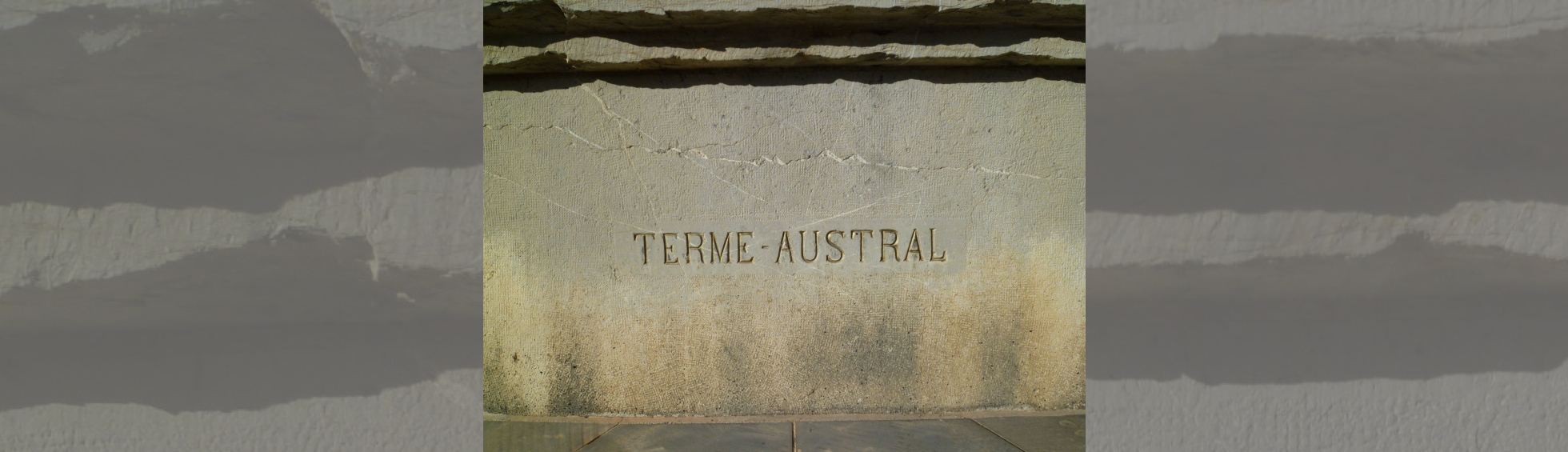 Gravure indiquant terme austral sur le socle de la pyramide