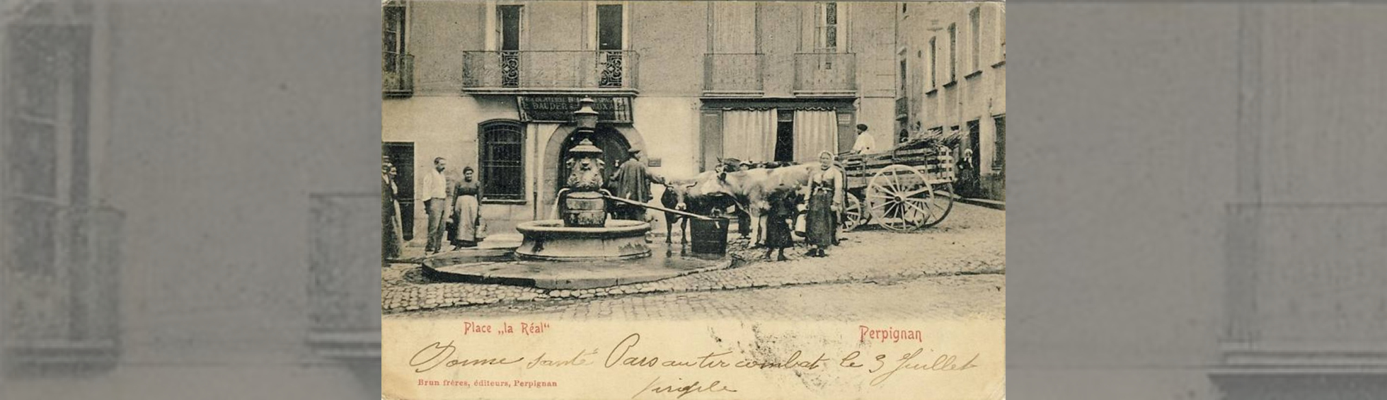 Des boeufs viennent s'abreuver à une fontaine devant l'église ,un paysan remplit d'eau une comporte