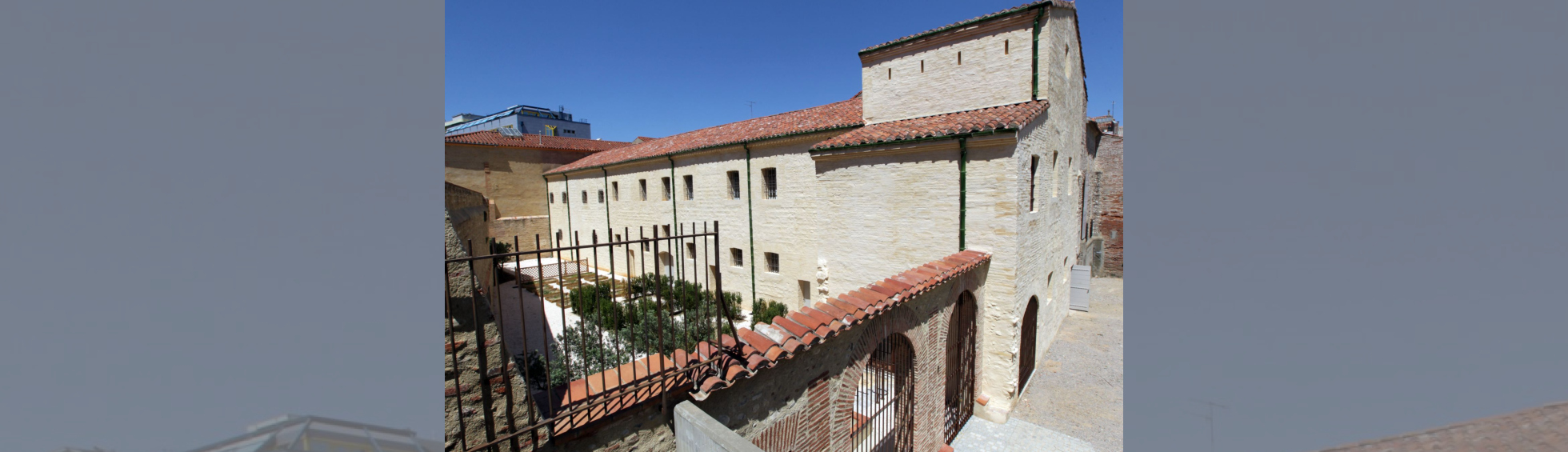 Aile Sud du couvent: cour aménagée en jardin de culture potagère