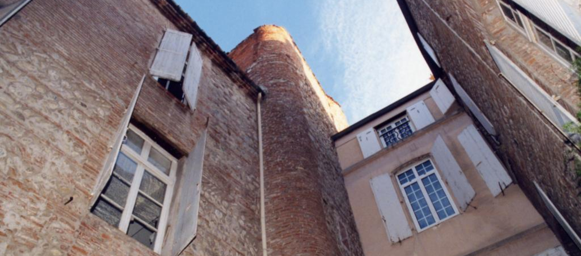 N°1 Cour et tourelle d'escalier :façade en brique