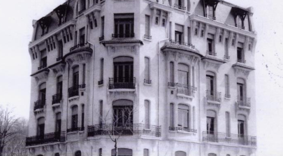 Photo d'un immeuble en angle de rue, sans voisin étant le premier construit de ce nouveau boulevard.