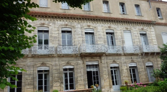 Façade  arrière de ce batiment R+2 . terrasse au rez de chaussée. Nombreux balcons au premier étage